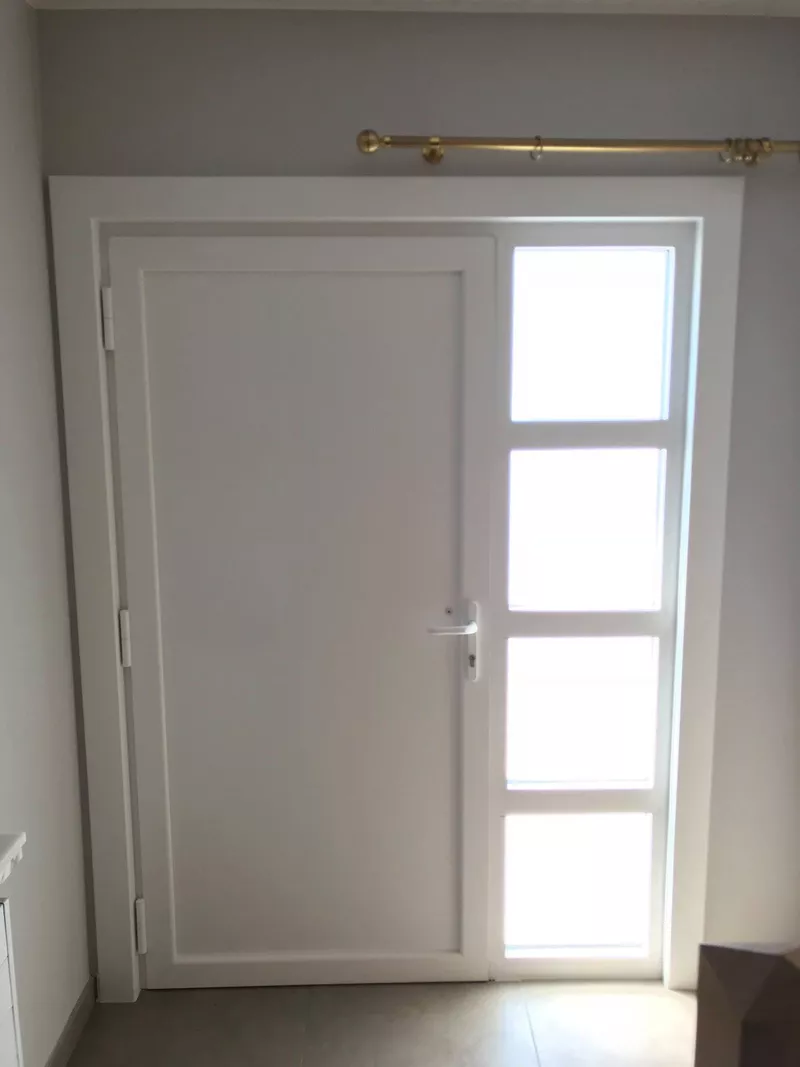 Een deur met glaspartijen