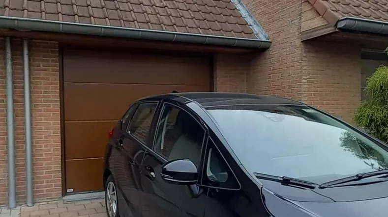 Sectionale poort creëert extra plaats voor grotere wagen